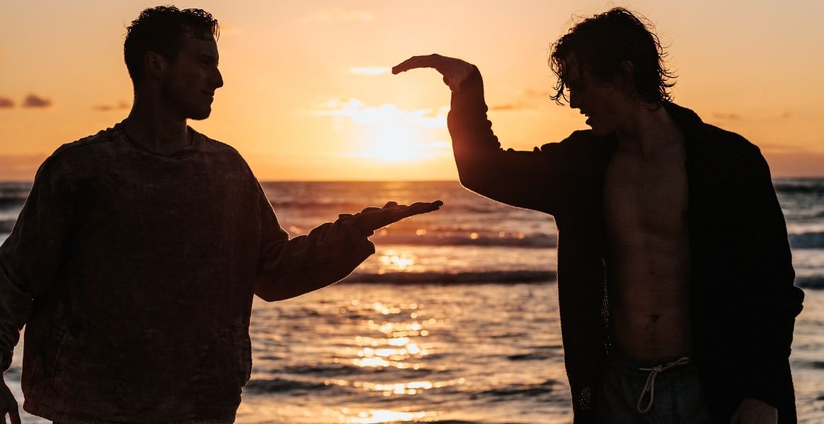 spiaggia-ragazzi-tramonto